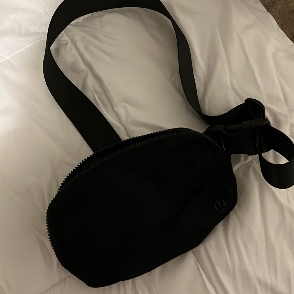 COPY - Everywhere belt bag! Used a few times in great shape 🤍